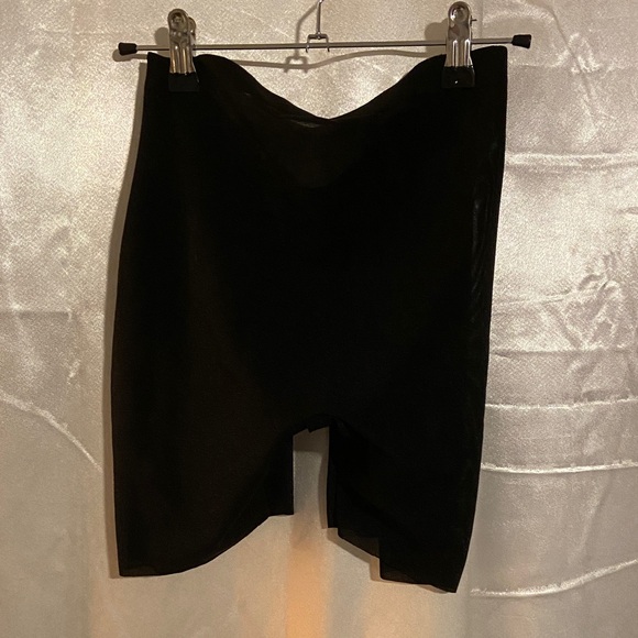SKIMS Sheer Sculpt Low Back Shorts - Picture 4 of 5